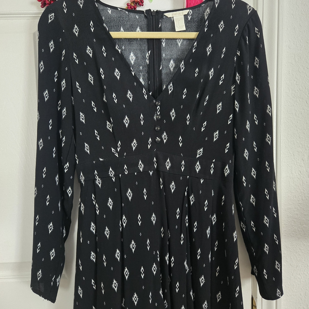 Forever 21 Black and White Geometric Long Sleeve Dress